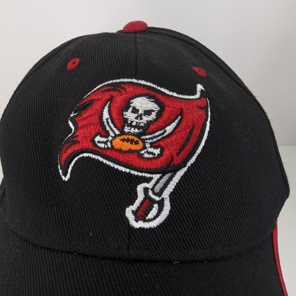 Tampa Bay Buccaneers Emb Logo Men's Black and Red Adj Strap Back Cap Hat NWOT - Picture 1 of 9